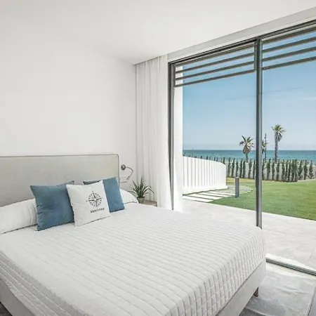 Villa Buenavista - Beachfront - Staff Included Estepona