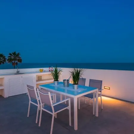 Villa Buenavista - Beachfront - Staff Included